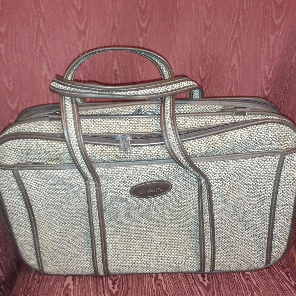 VINTAGE SKYWAY BROWN TWEED LUGGAGE WITH SHOULDERS STRAPS AND LOTS OF POCKETS